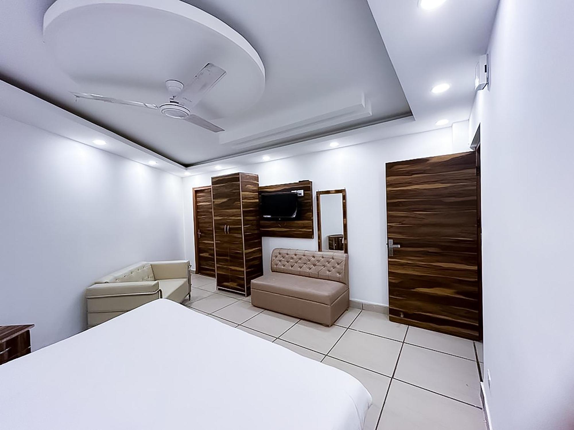 Hotel Js Garden - Near Jaypee Hospital Noida Buitenkant foto